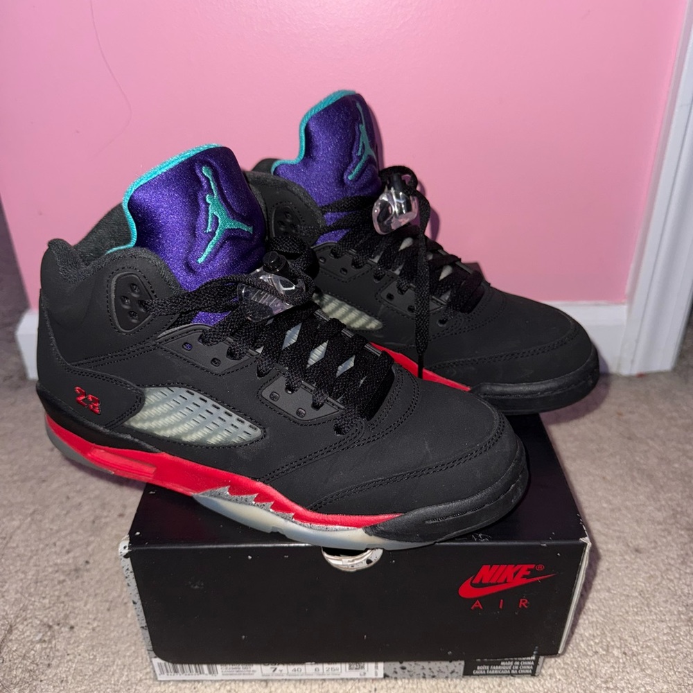 Jordan 5 black, new emerald -fire red